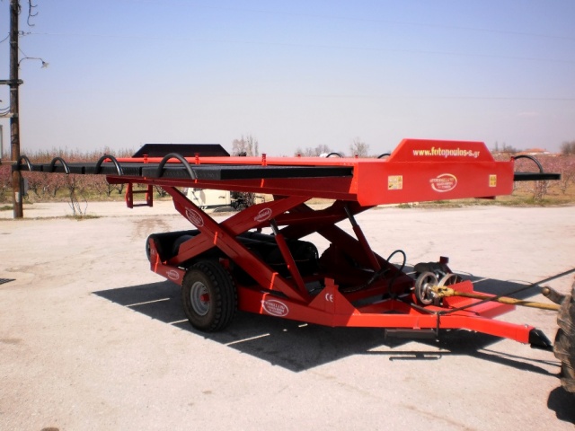 Ρυμουλκούμενο ψαλιδωτό ανυψωτικό για τρακτέρ με αεροσυμπιεστή.